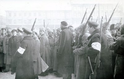 Revolutionäre Miliz verhaftet Polizisten, Februar 1917 von Russian Photographer